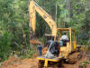 Excavadora en la preparación de las veredas y caminos